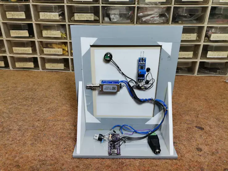 Verbauter Arduino im Tresor