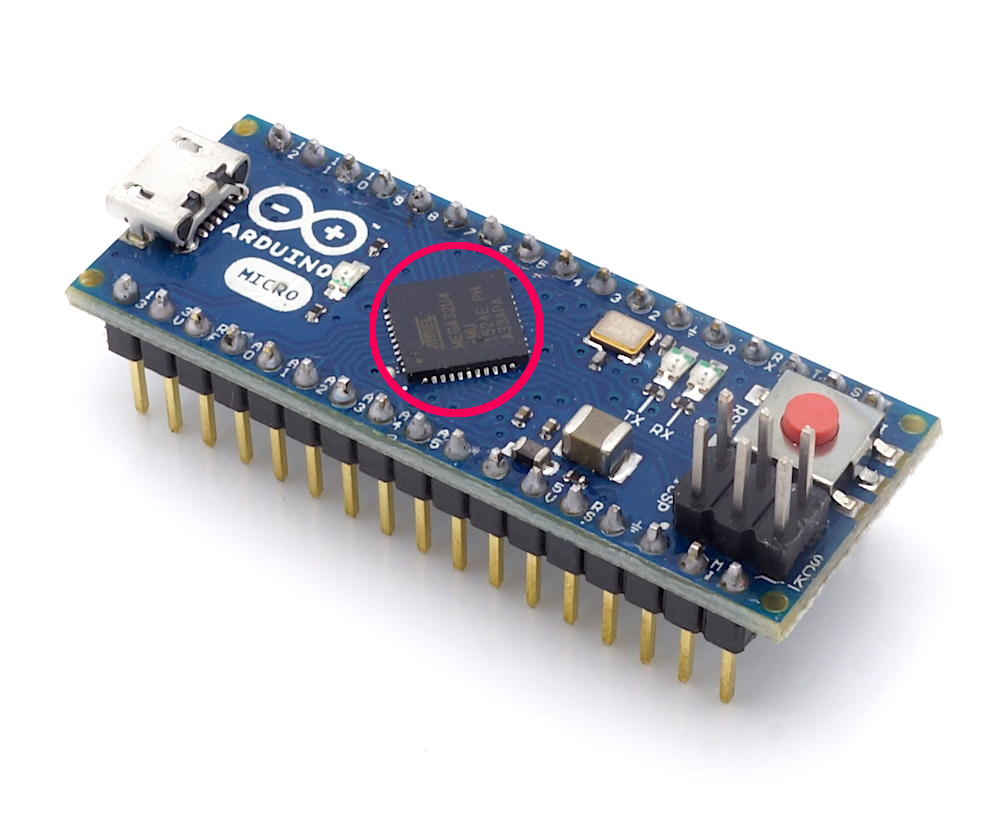 Hier ist ein ATML Chip Microcontroller im Arduino board gekennzeichnet.